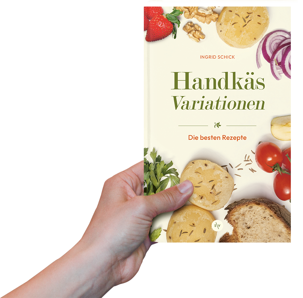 Foto: Eine Hand hält das Buch "Handkäs-Variationen" hoch