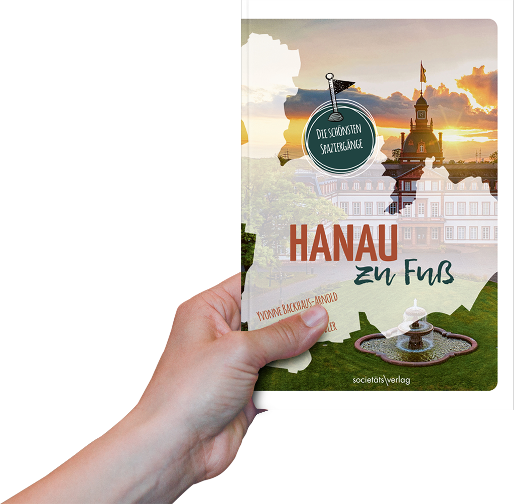 Foto: Eine Hand hält das Buch "Hanau zu Fuß" hoch