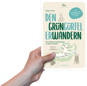 Foto: Eine Hand hält das Buch "Den Grüngürtel erwandern" hoch