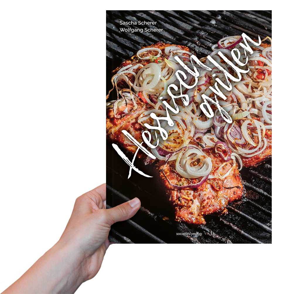 Foto: Eine Hand hält das Buch "Hessisch grillen" hoch