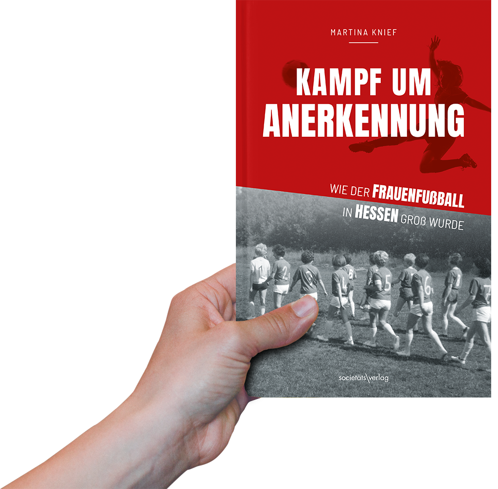 Foto: Eine Hand hält das Buch "Kampf um Anerkennung" hoch