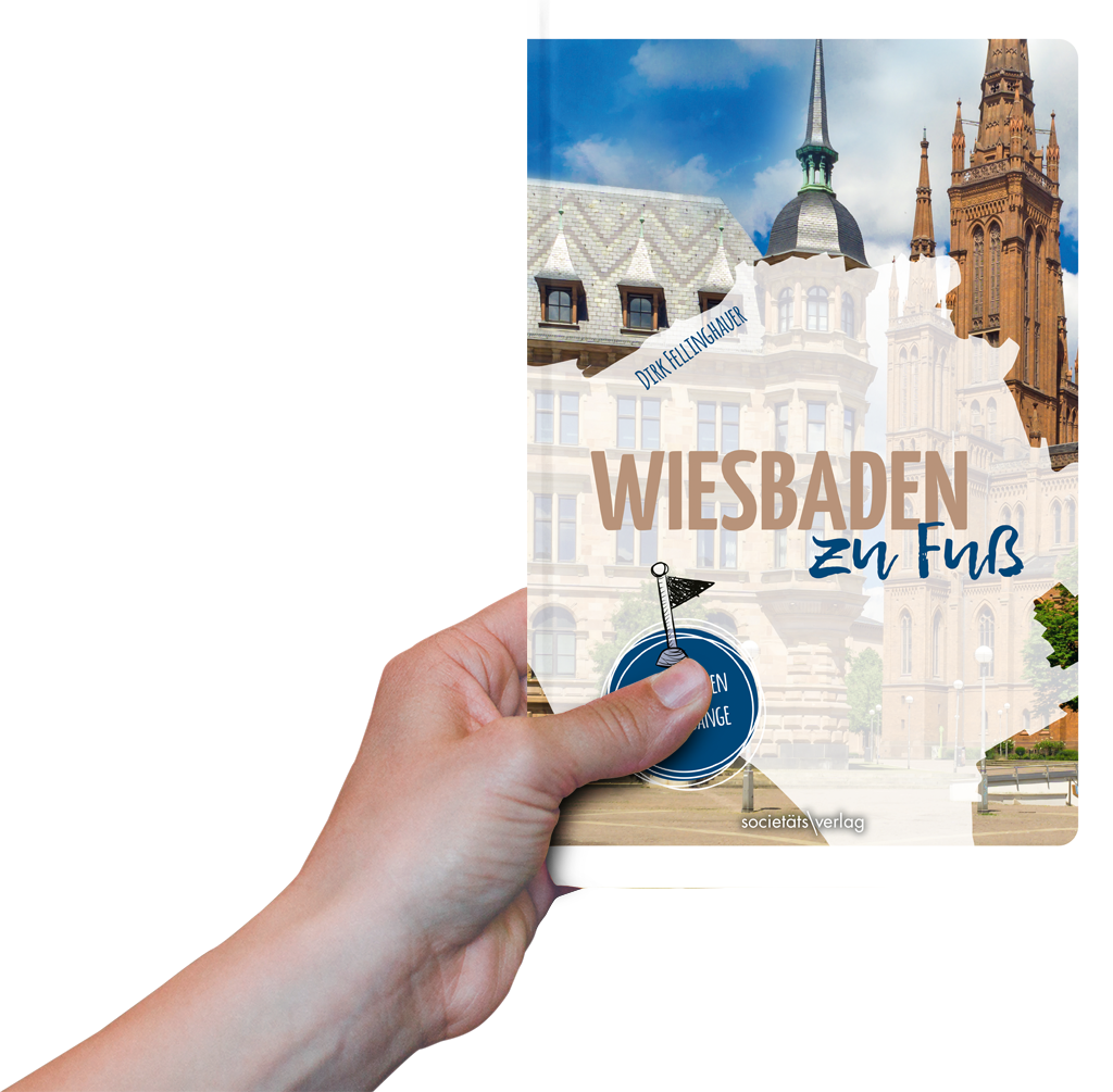 Foto: Eine Hand hält das Buch "Wiesbaden zu Fuß" hoch