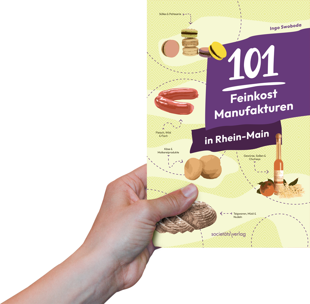Foto: Eine Hand hält das Buch "101 Feinkost-Manufakturen in Rhein-Main" hoch