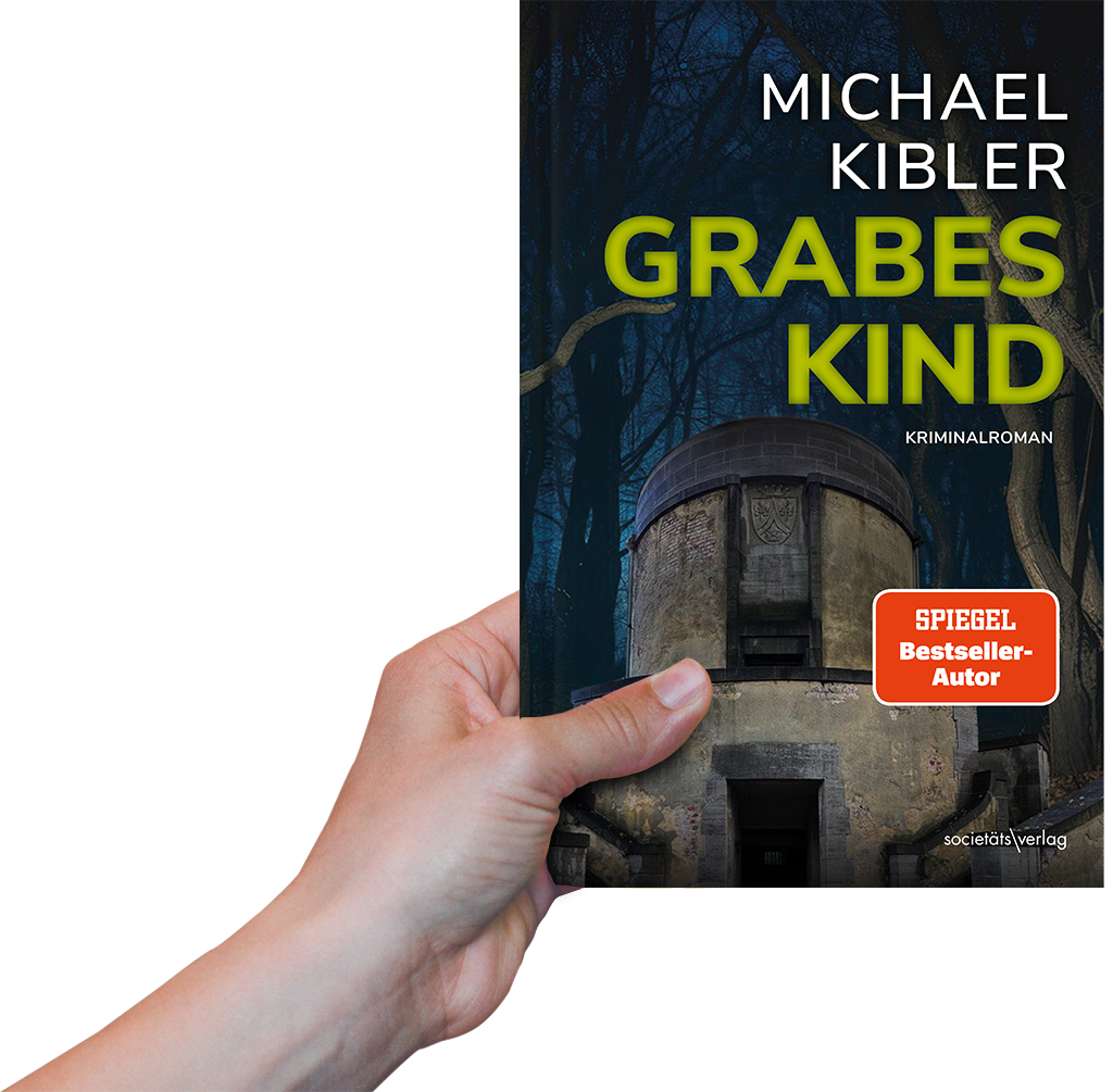 Foto: Eine Hand hält den Krimi "Grabeskind" hoch